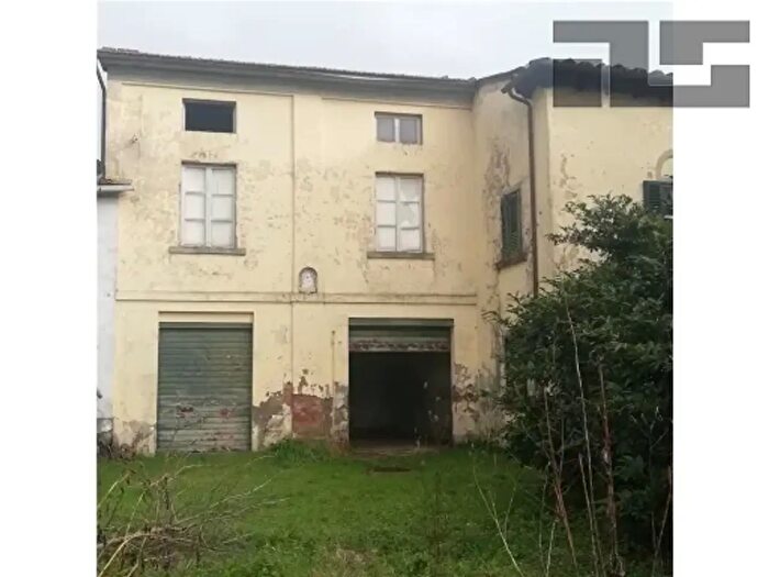 Casa con 14 locali in vendita in Quarrata