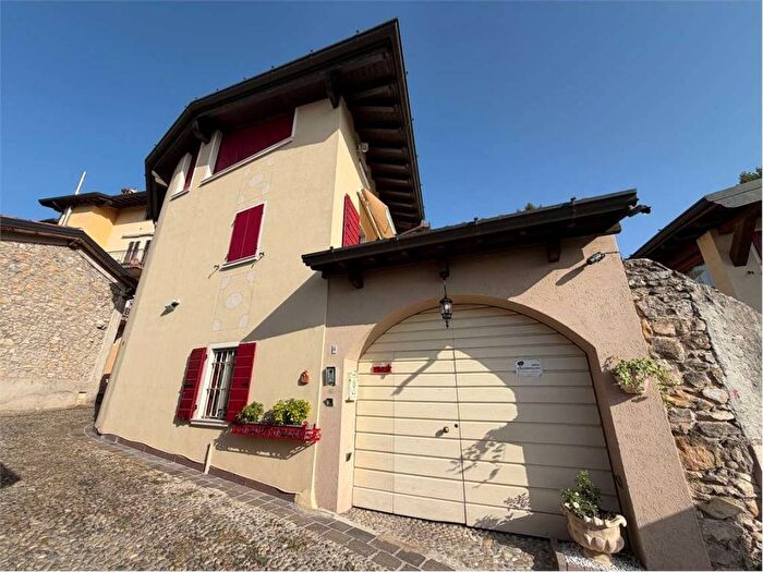 Casa trilocale in affitto in Via Vittorio Veneto, Montinelle, Manerba del Garda