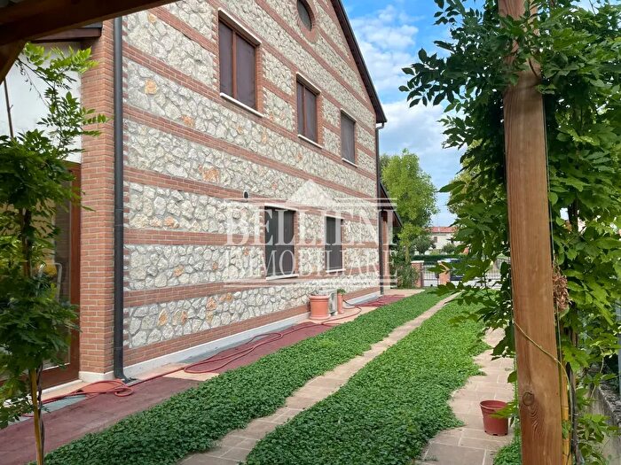 Casa con 5 locali in affitto in Via Colombaretta, Monticello Conte Otto