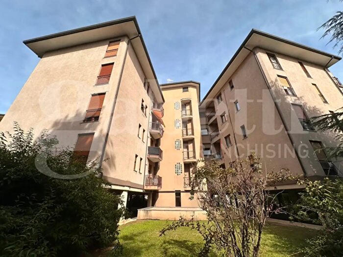 Appartamento quadrilocale in vendita in Via Boito, Varedo