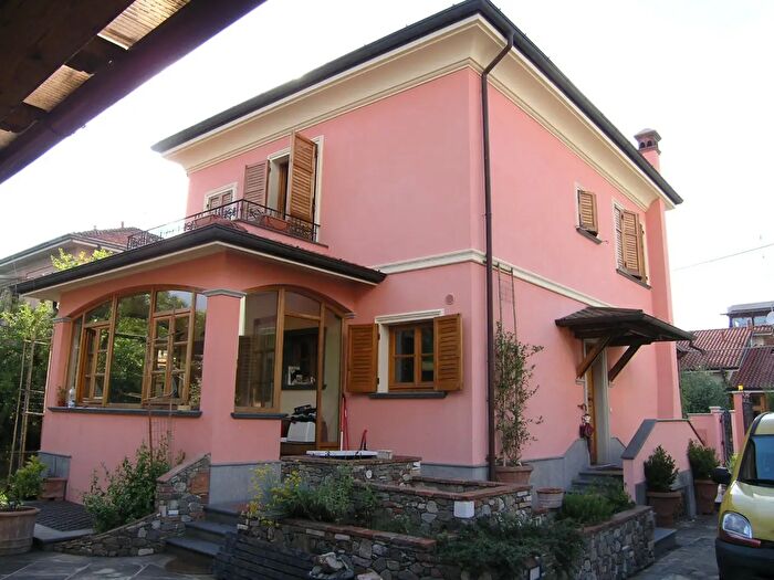 Casa con 8 locali in vendita in Sarzana