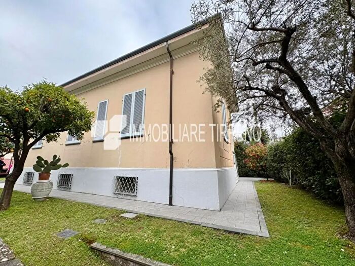 Casa con 5 locali in vendita in Massa