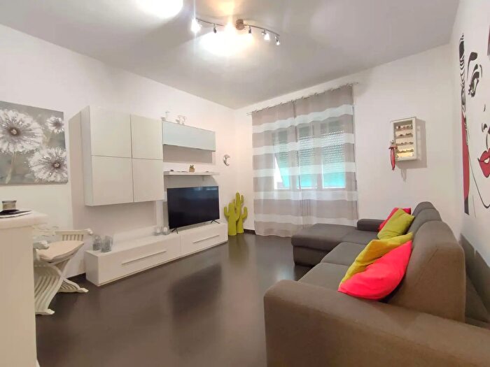 Appartamento con 5 locali in vendita in Via Antonio Mangini, Livorno