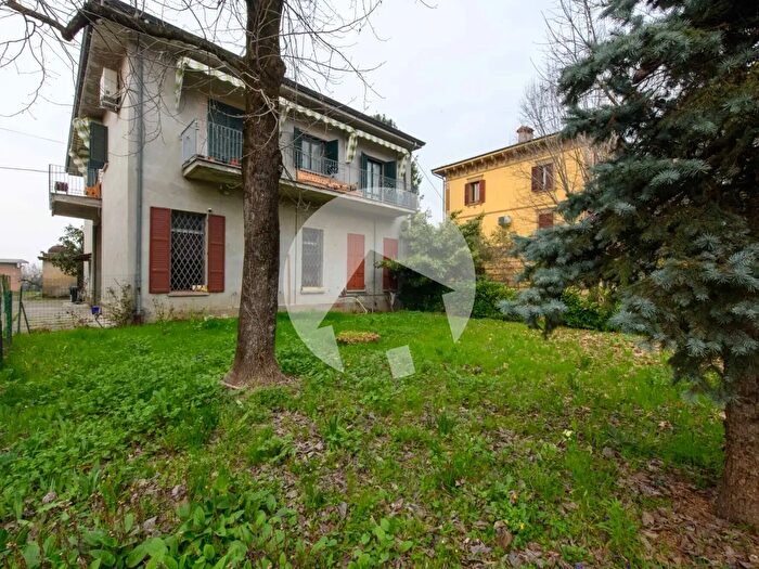 Casa con 8 locali in vendita in Viale IV Novembre, Bibbiano