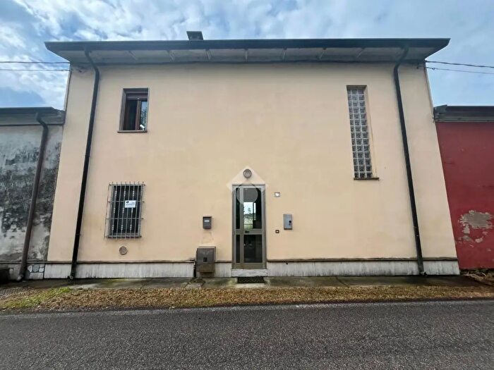 Casa quadrilocale in vendita in Via Randaccio, Roncoferraro