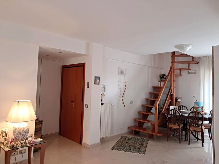 Appartamento con 5 locali in vendita in Via La Specchia, Andria