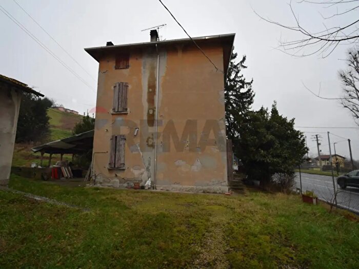 Casa con 5 locali in vendita in Strada Carnevala, Medesano