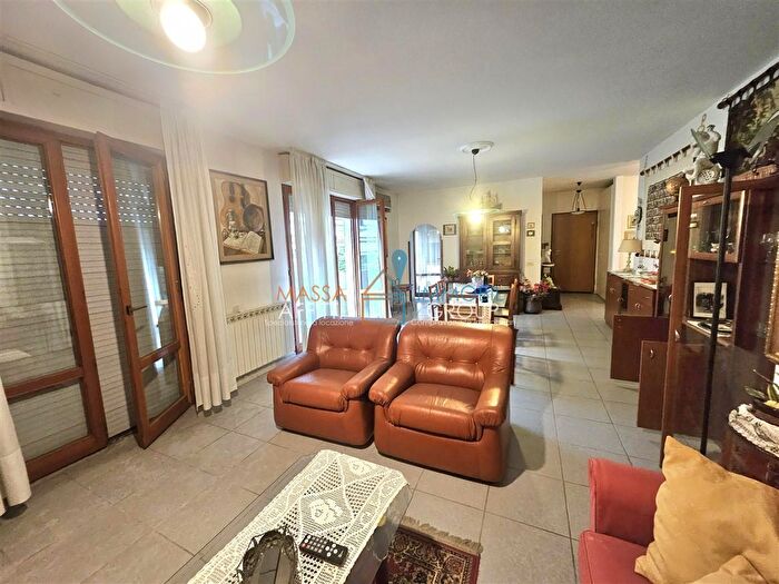 Appartamento con 6 locali in vendita in Via dellAcqua, Massa