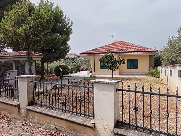 Casa con 10 locali in vendita in Citta' Sant'Angelo