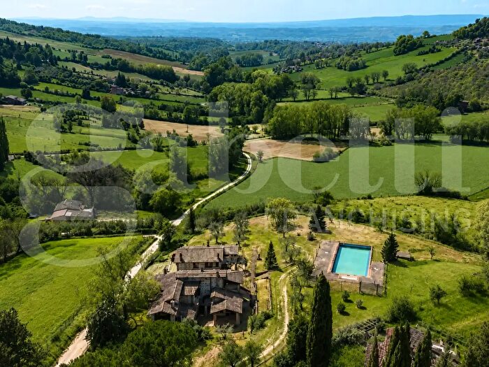 Casa con 10 locali in vendita in Amelia