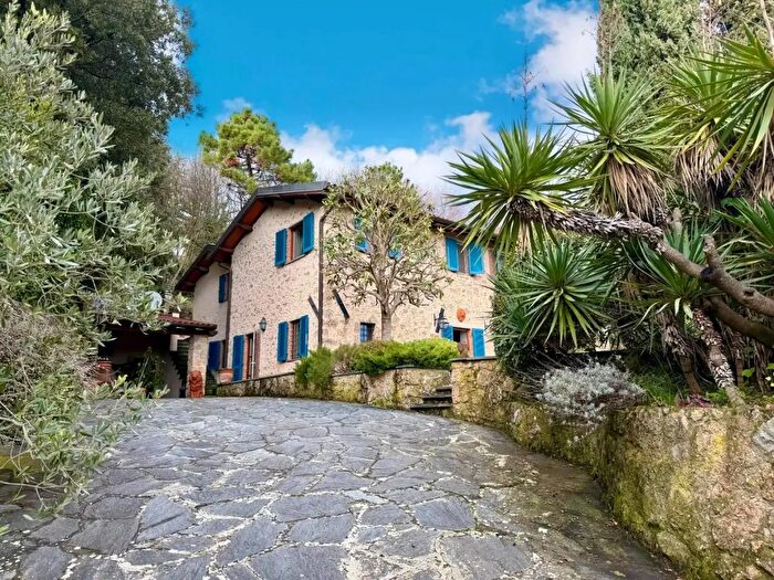 Casa con 12 locali in vendita in Pietrasanta