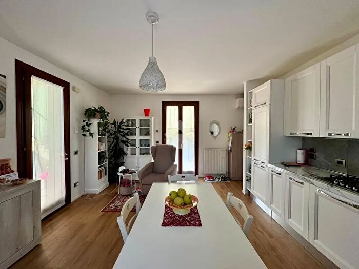 Appartamento bilocale in vendita in Via Montebelluna, Trevignano