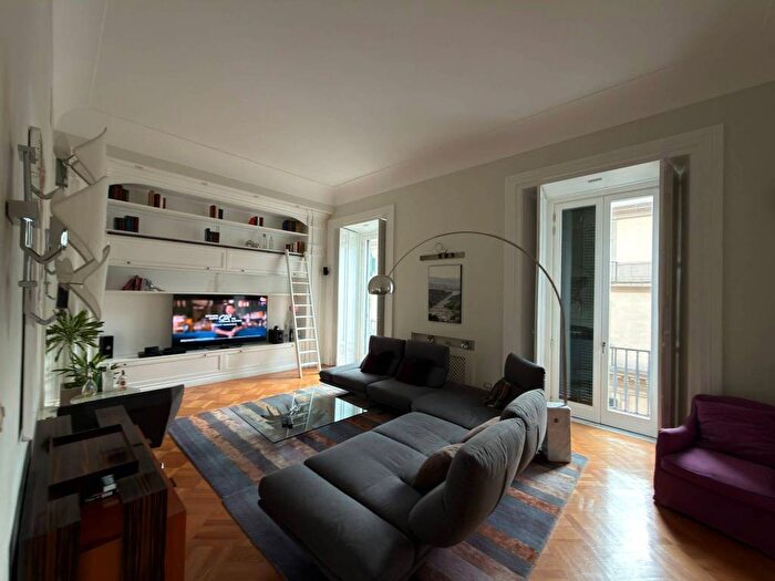 Appartamento con 6 locali in affitto in Via Domenico Morelli, Chiaia, Napoli