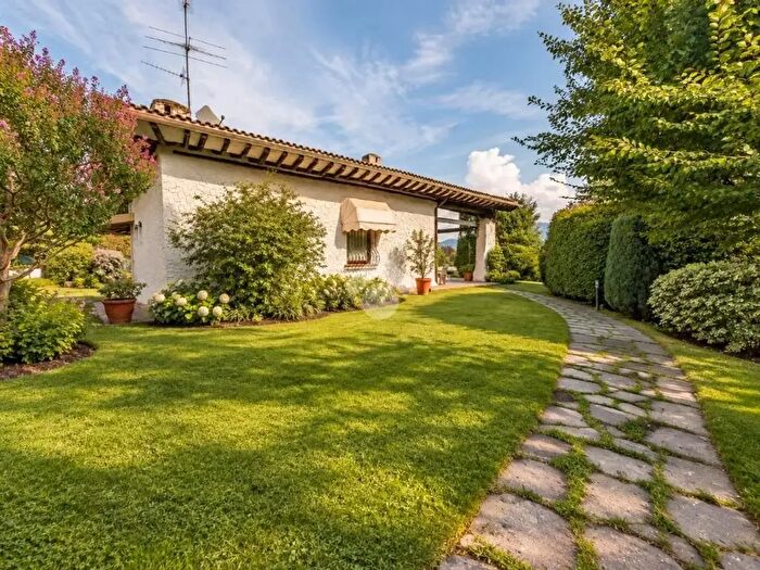 Casa con 7 locali in vendita in Via Colombo, Ranica