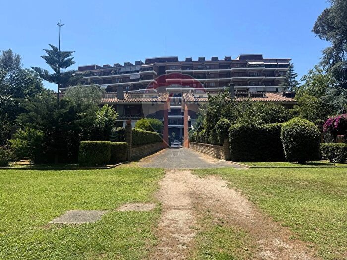 Appartamento con 5 locali in vendita in Via delle Case Basse, Roma