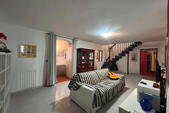 Appartamento con 8 locali in vendita in Agugliano