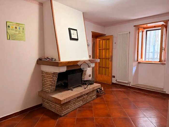 Appartamento trilocale in vendita in Via Borgo di Sopra, Soriano Nel Cimino