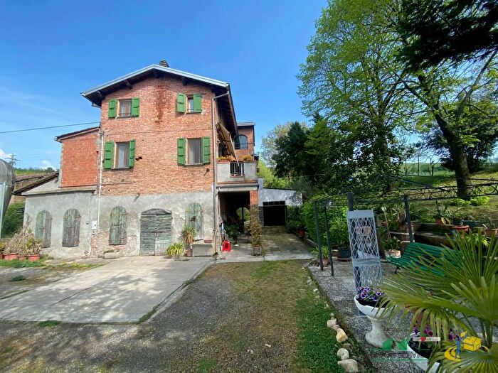 Casa con 10 locali in vendita in Strada per Varano Marchesi, Medesano
