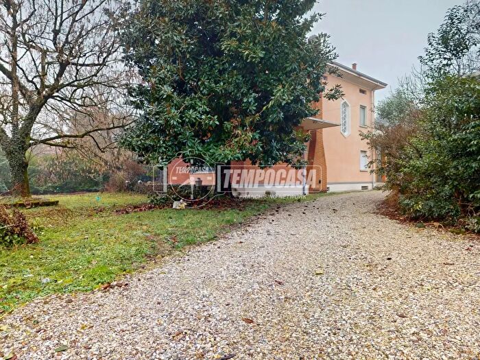 Casa con 6 locali in vendita in Strada Dosso del Corso, Mantova