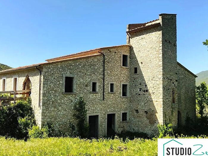 Casa con 8 locali in vendita in Guardea