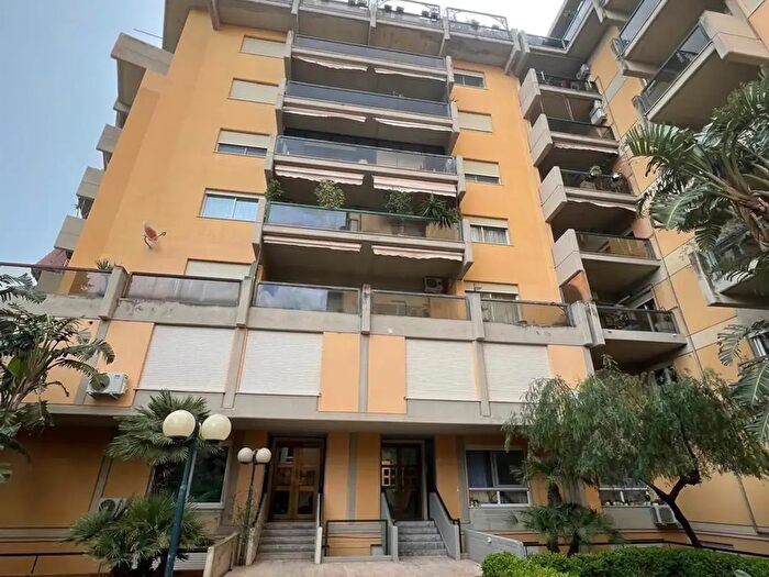 Appartamento trilocale in vendita in Via Imperatore Federico, Palermo