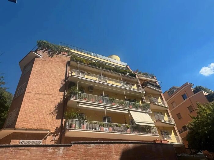 Appartamento con 5 locali in vendita in Via Ruggero Fauro, Roma