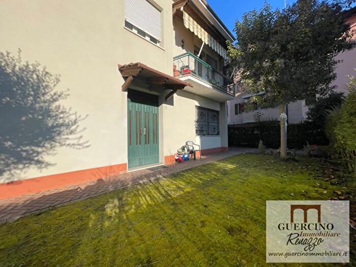 Casa con 10 locali in vendita in Via Alberelli Cento, Cento