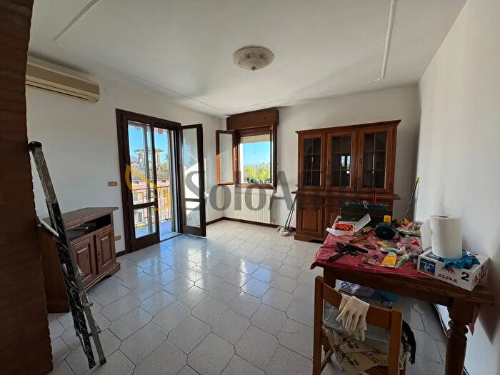 Appartamento con 6 locali in affitto in Via di Villanova, Modena