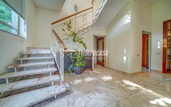 Casa con 6 locali in vendita in Via Luigi Maffini, Taino