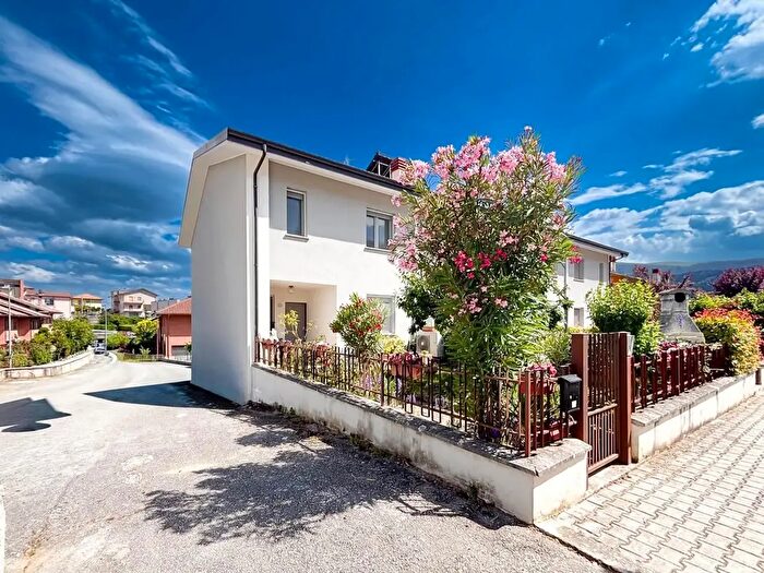 Casa quadrilocale in vendita in Via Acciano, L'Aquila