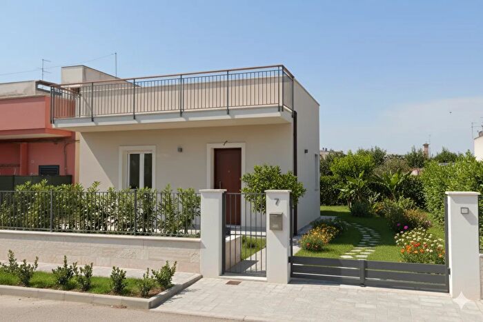 Casa trilocale in vendita in Via Scicli, Siracusa