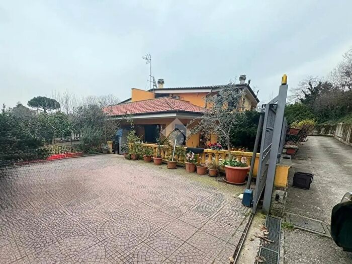 Casa trilocale in vendita in Via Centogocce, Lariano