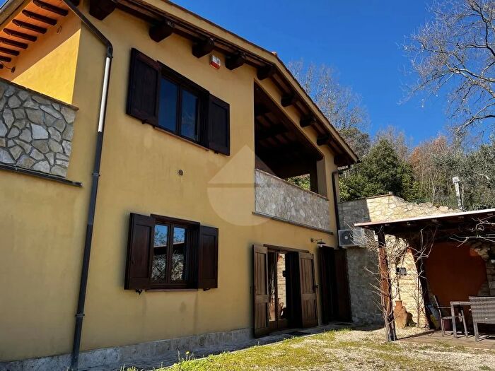 Casa con 11 locali in vendita in Bettona