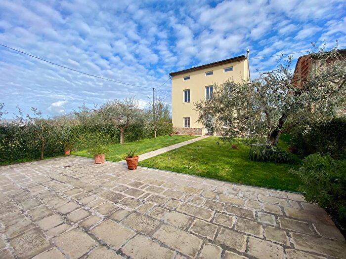 Casa con 8 locali in vendita in Lucca