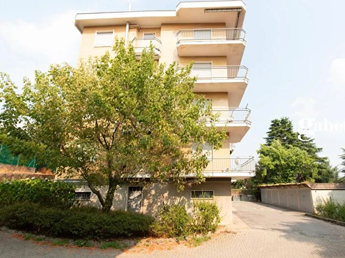 Appartamento trilocale in affitto in Via Ariosto, Besana In Brianza