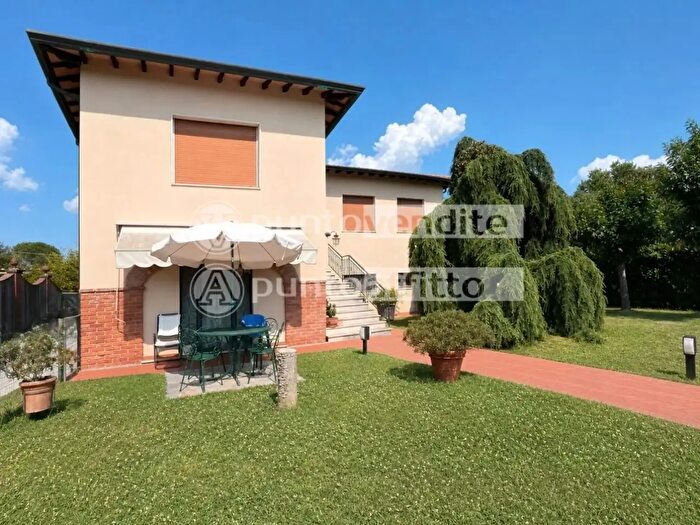 Casa con 10 locali in vendita in Versa V Via della Pieve Santo Stef, Lucca