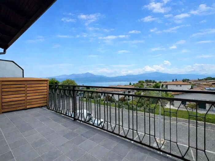 Appartamento trilocale in vendita in Via Lecco, Sirmione