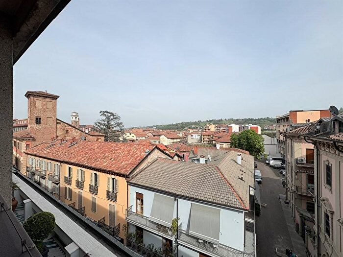 Appartamento quadrilocale in affitto in via Vittorio Emanuele, Centro, Alba