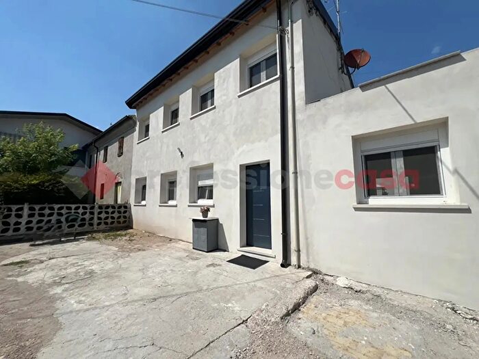Casa con 5 locali in vendita in Via Salvo d'Acquisto, Isola Rizza