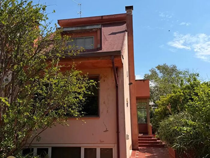 Casa con 10 locali in vendita in Latina
