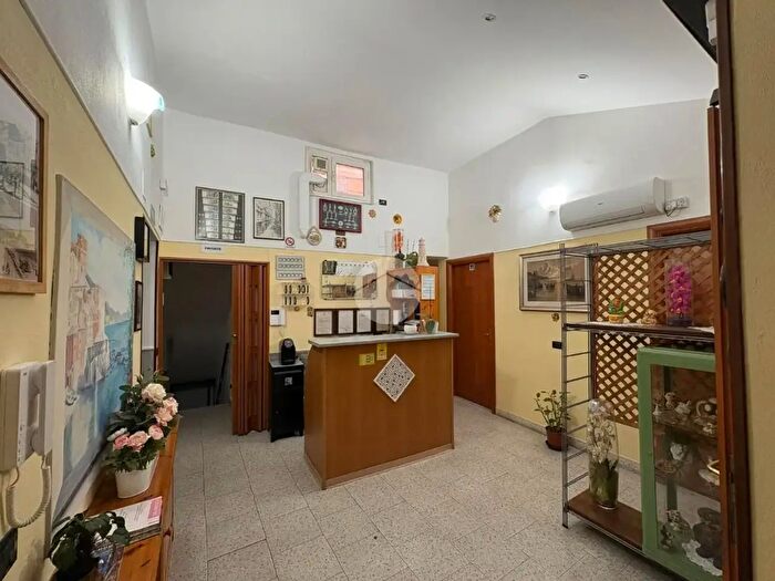 Appartamento con 14 locali in vendita in Via Sampierdarena, Genova