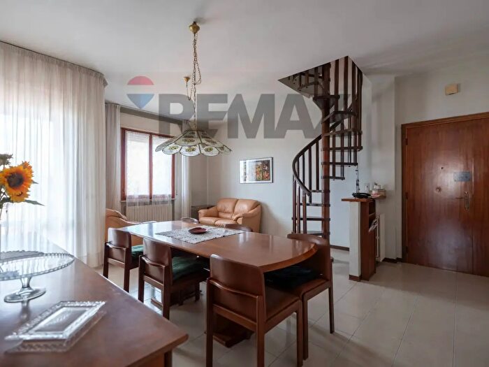 Appartamento con 5 locali in vendita in Via Mazzola, Jesi