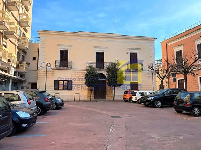 Appartamento con 7 locali in vendita in Piazza Marco Antonio Cavalerio, Brindisi