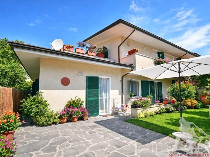 Casa con 6 locali in vendita in Forte Dei Marmi