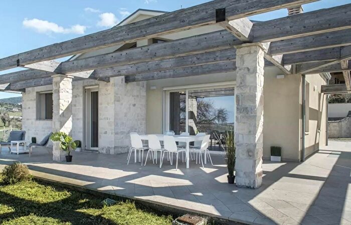 Casa con 6 locali in vendita in Camerano