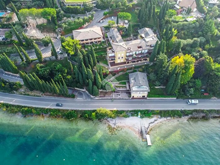 Appartamento trilocale in vendita in Località Eremitaggio, Torri Del Benaco