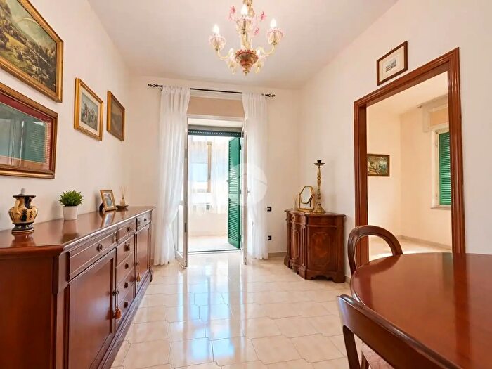 Appartamento trilocale in vendita in Via Padula, Napoli