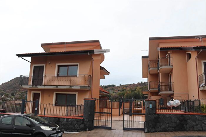 Casa con 5 locali in vendita in Aci SantAntonio