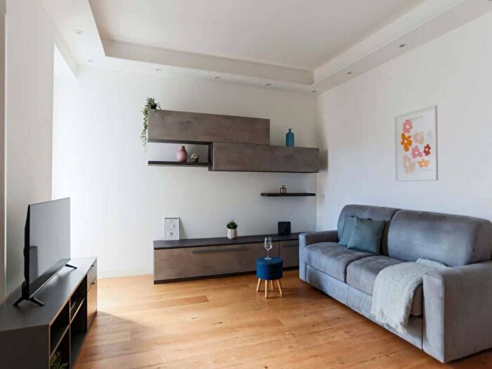 Appartamento trilocale in affitto in Via Giovanni Battista Pergolesi, Centrale, Milano