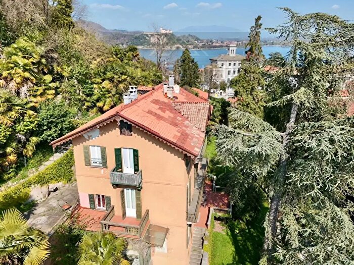 Casa con 10 locali in vendita in Arona